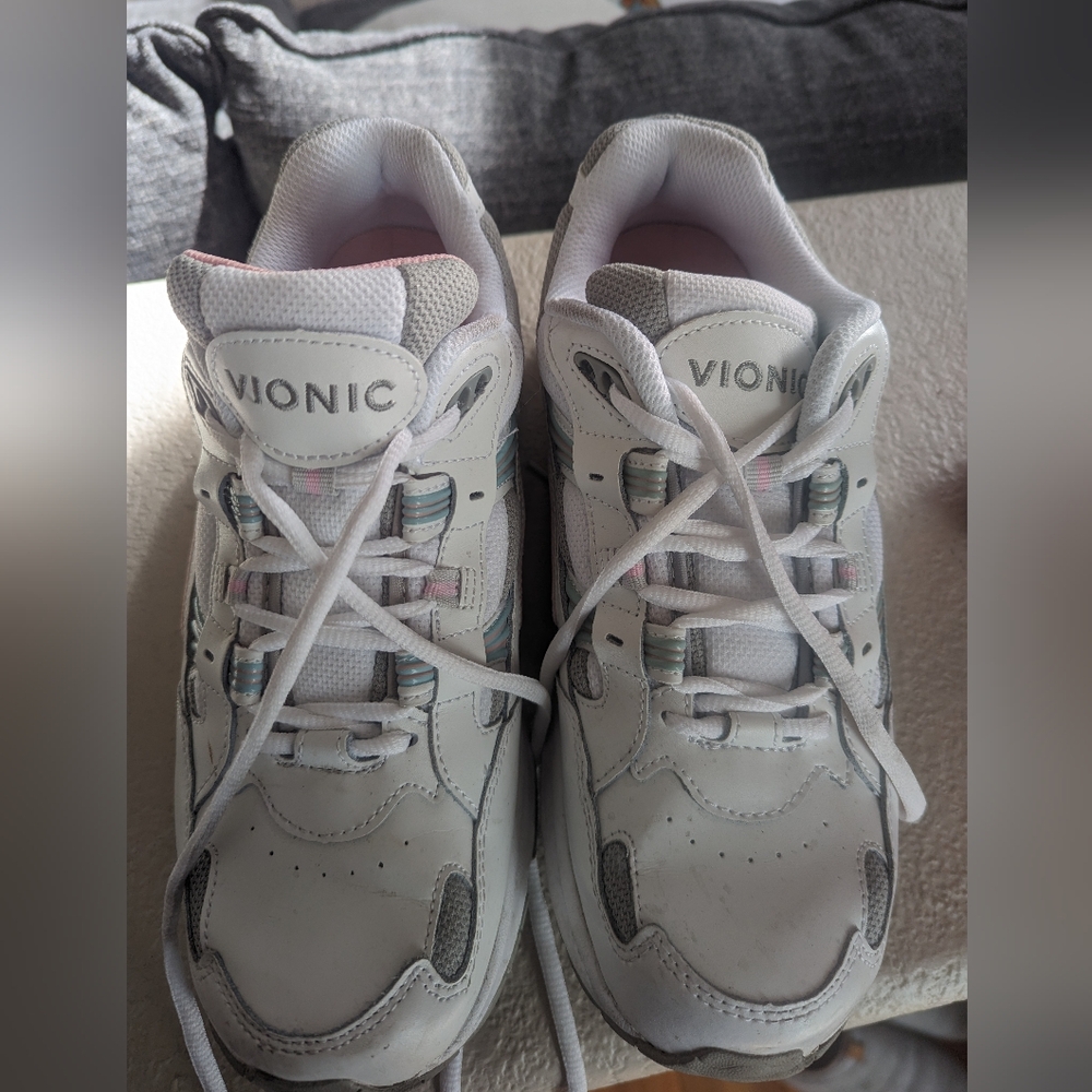 Vionic 23 walking shoe